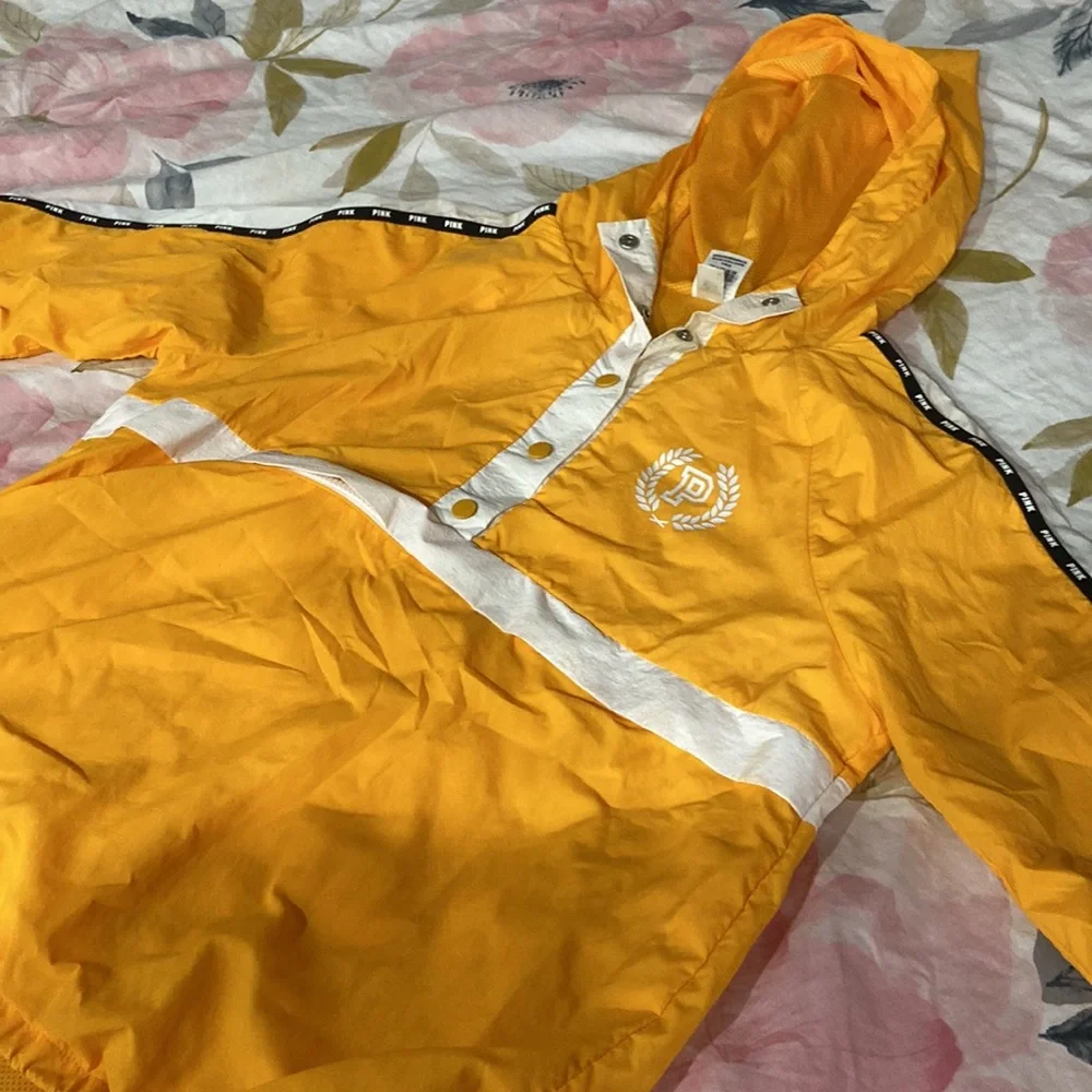 Selling wind breaker - Picture 2 of 3